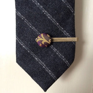 Vintage tie pin with silk button ideal for weddings.